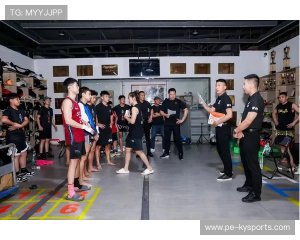 为什么拳击裁判在台上跑?,拳击裁判会打拳吗 为什么拳击裁判在台上跑?,拳击裁判会打拳吗